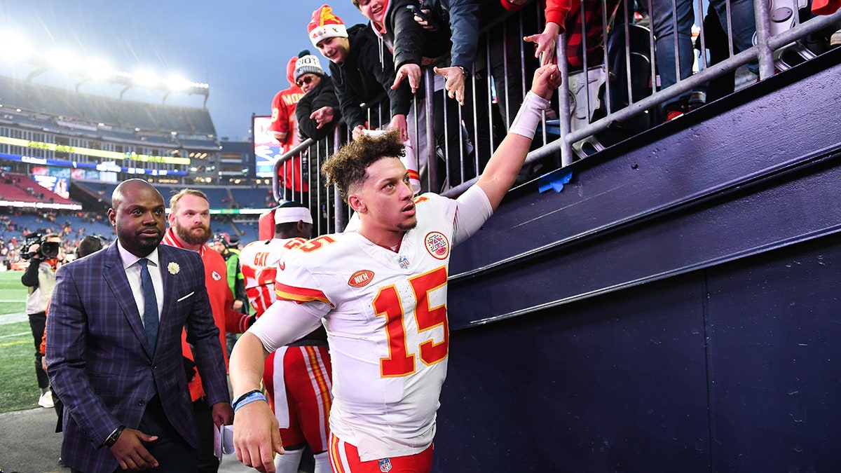 Patrick Mahomes shakes hands