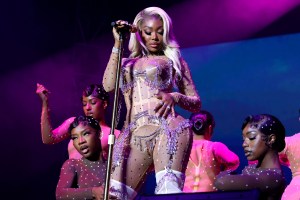 SUGAR LAND, TEXAS - NOVEMBER 11: EDITORIAL USE ONLY: Summer Walker performs onstage during Honeyland Festival Day 1 on November 11, 2023 in Sugar Land, Texas. (Photo by Rick Kern/Getty Images for Honeyland Festival)