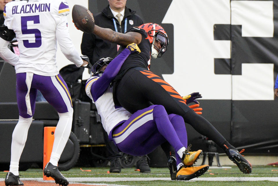 Tee Higgins reaches for the score. (Jeff Dean/Getty Images)