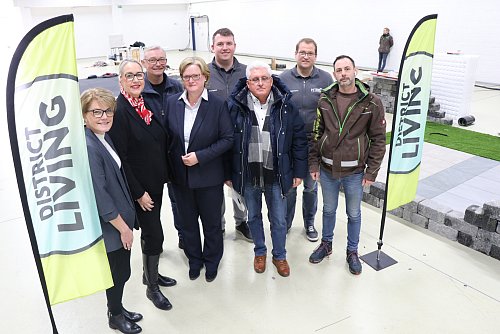 Stolz auf ihre Zusammenarbeit: Birgit Schreckenberg - Organisatiorin der Messe (v.l.), Simone Ortwein - Leiterin des Möbelhauses Höffner in Paderborn, Christian Müller - Geschäftsführer der Stadtwerke Paderborn, Brigitta Bergmeier-Tillmann - Organisatiorin der Messe, Philipp Peters - Peters Badgestaltung & Haustechnik, Andreas Büscher - Sanitätshaus-Unternehmer, Marcel Renermann - Peters Badgestaltung & Haustechnik, Stefan Stolle - Garten & Landschaft Stefan Müller. - © Mareike Gröneweg