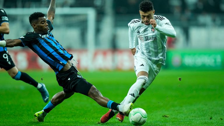 Besiktas&#39; Alex Oxlade-Chamberlain, right, vies for the ball with Brugge&#39;s Raphael Onyedika during the Europa Conference League group D soccer match between Besiktas and Club Brugge at Besiktas park stadium in Istanbul, Turkey, Thursday, Nov. 30, 2023. Brugge won 5-0.(AP Photo/Francisco Seco)