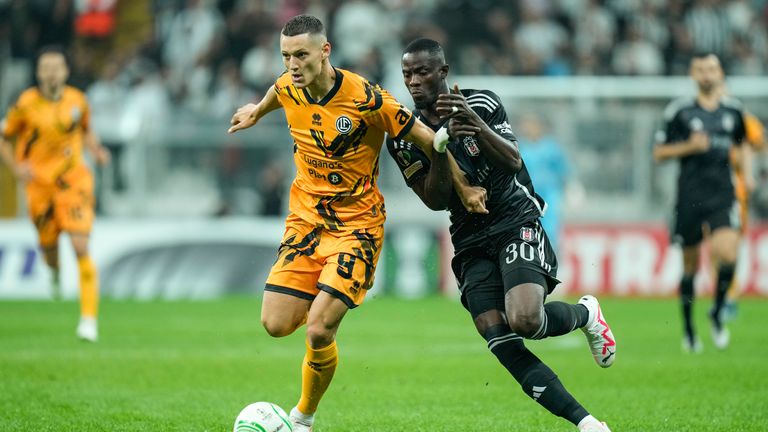 Lugano&#39;s Zan Celar, left, fights for the ball with Besiktas&#39; Eric Bailly during the Europa Conference League, group D soccer match between Besiktas and Lugano, in Istanbul, Turkey, Thursday Oct. 5, 2023. (AP Photo/Francisco Seco)