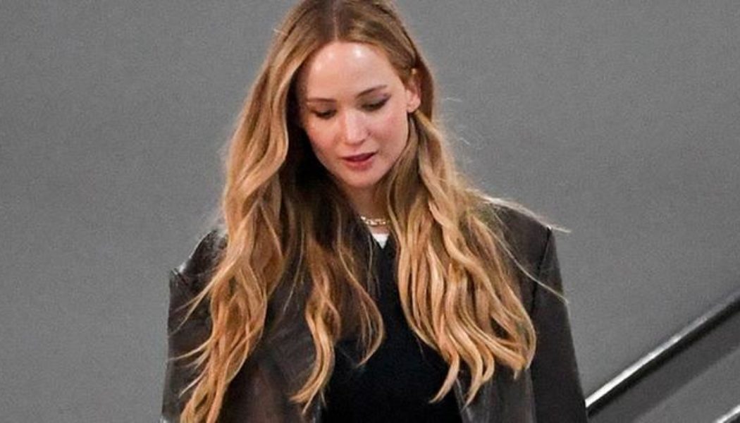 Jennifer Lawrence's Classic '90s Outfit Proves That This Jeans Style Is *It*