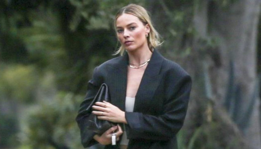 Margot Robbie Just Found the Shoe Trend That Makes Puddle Jeans Look Classy