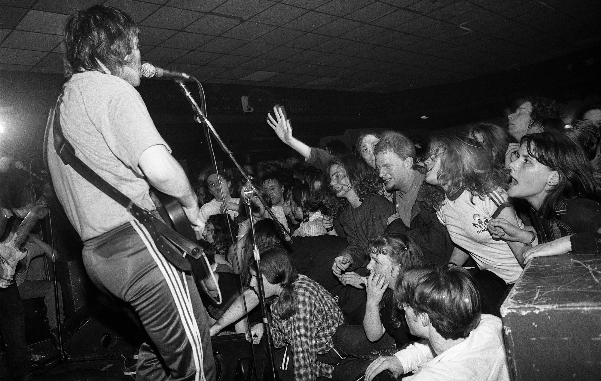 Gaz Coombes of Supergrass performs at Moles Club, Bath, in 1995. (Photo by Martyn Goodacre/Getty Images)