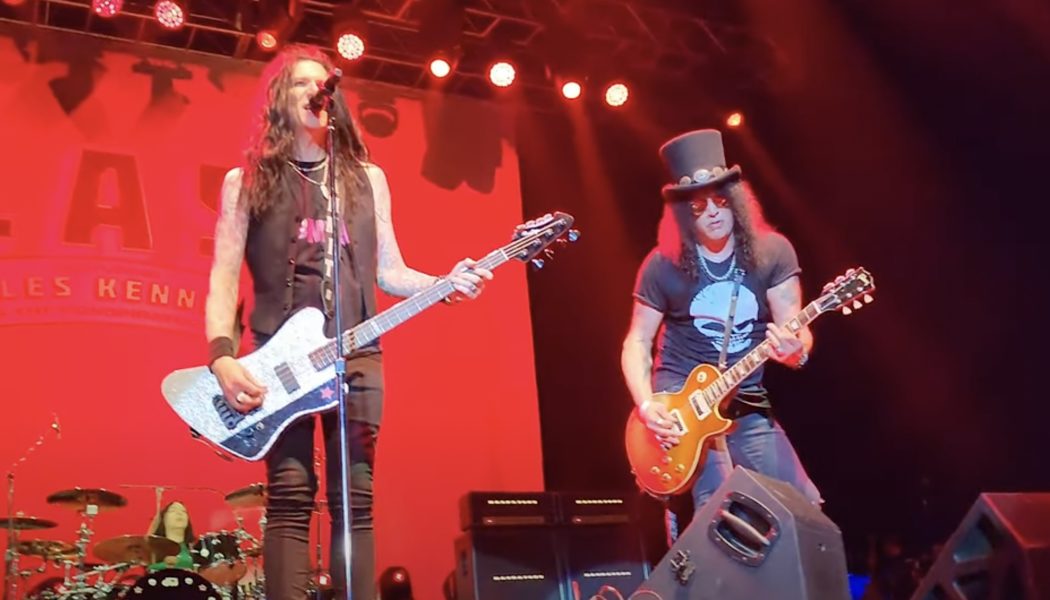 Slash and The Conspirators perform Guns N' Roses song that GN'R have never played live