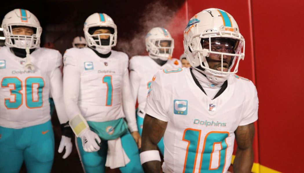 Tyreek Hill brings Dolphins back within 10-7