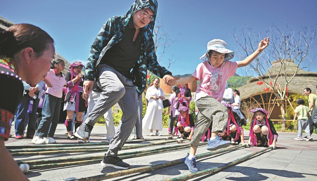 Longer Spring Festival holiday sparks travel frenzy