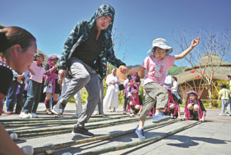 Longer Spring Festival holiday sparks travel frenzy