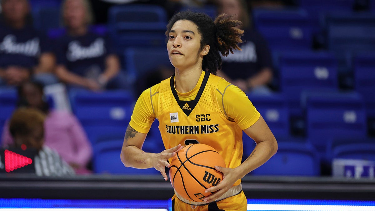 Domonique Davis during a game for Southern Miss