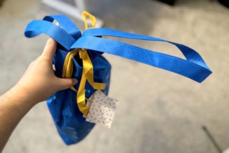 Yes, Amazon gift bags have handles now