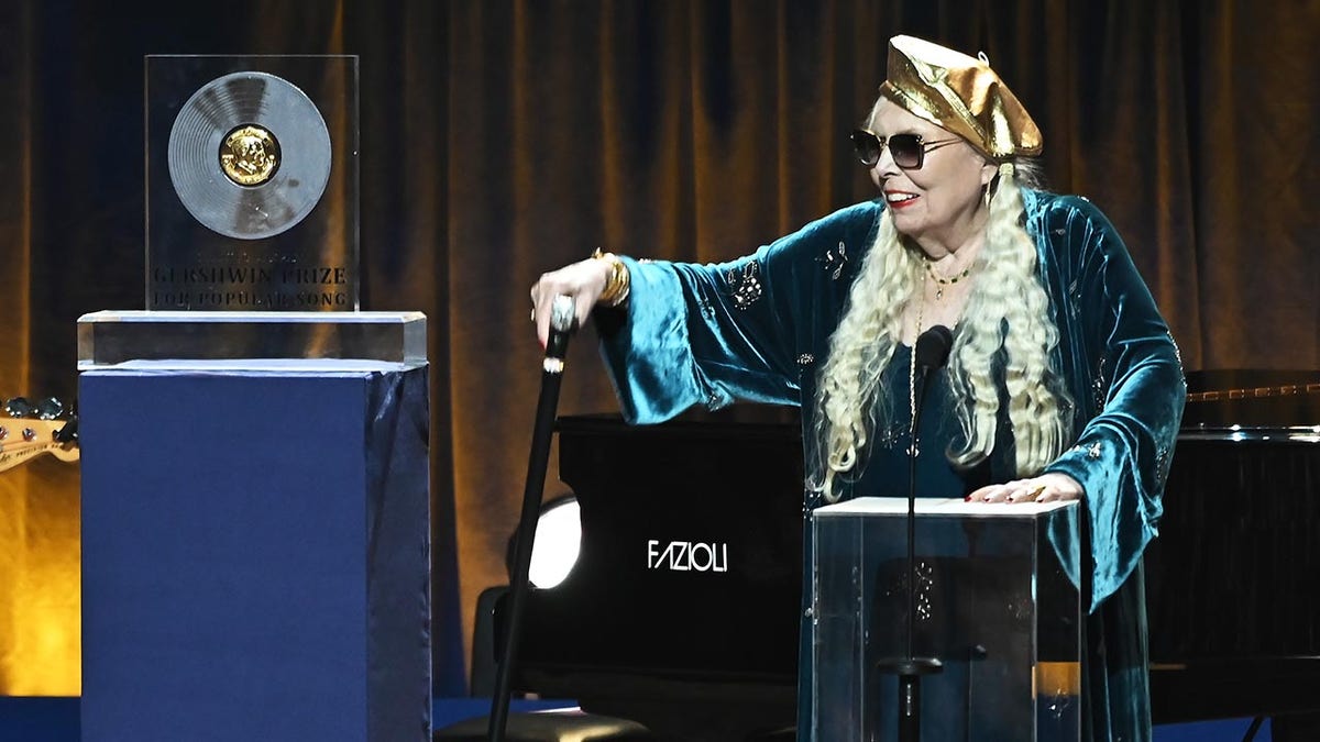 Joni Mitchell accepting the Gershwin Prize