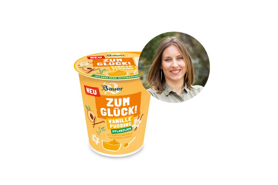 Lara probiert veganen Pudding aus Marillenkernen.