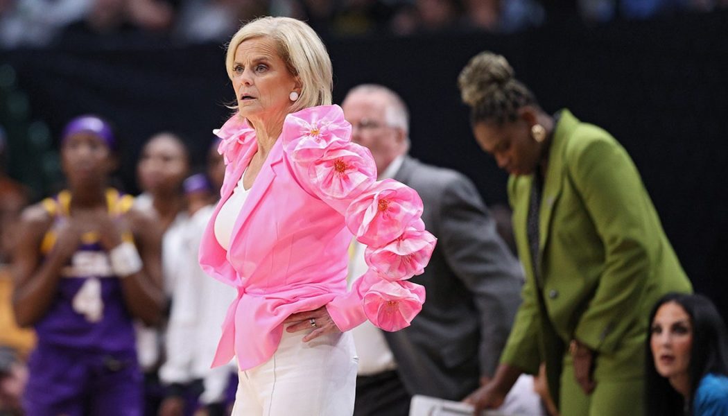 LSU Tigers coach Kim Mulkey 'ejected' during Savannah Bananas game