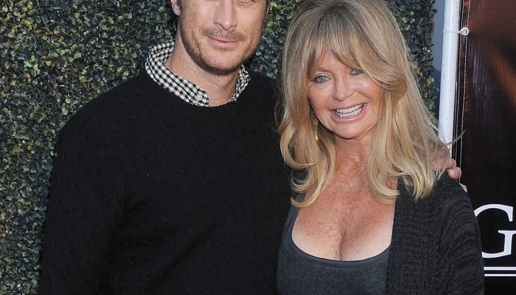 Oliver Hudson Details Childhood Trauma From Mom Goldie Hawn "Living Her Life" - E! Online