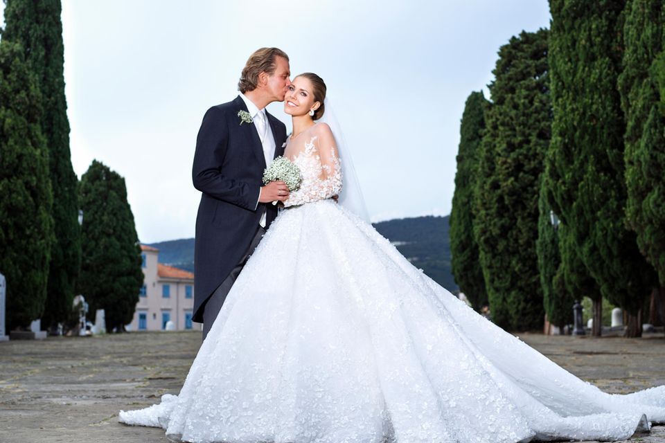 Im Mai 2017 heiratet Milliarden-Erbin und TV-Sternchen Victoria Swarovski in einem wahr gewordenen Märchenkleid Werner Mürz. Das mit rund 500.000 Kristallen verzierte Prinzessinnen-Brautkleid der Österreicherin soll 800.000 Euro gekostet haben.