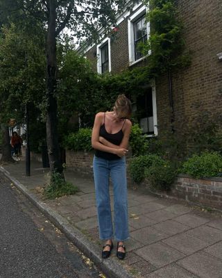 Black top and jeans outfits