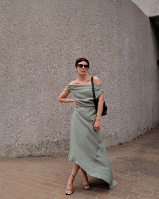 Woman wearing a long green dress and belt