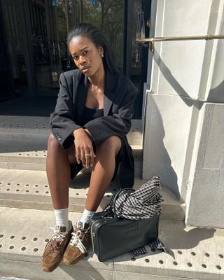 Influencer wears brown trainers.