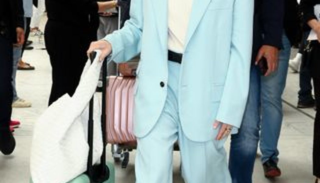 Elle Fanning Wore the Posh Airport Outfit I'd Ditch My Leggings For