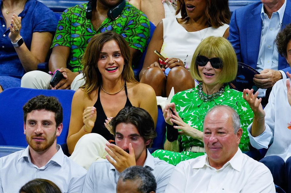 Emma Watson und Anna Wintour genießen zusammen ein Tennismatch der US Open 2023. Beide sind seit Jahren begeisterte Tennisfans und lassen sich nur selten die Grand Slam Turniere entgehen.