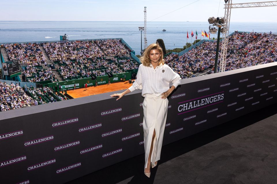 Zendaya macht auf der Promotour für ihren Film "Challengers" auch beim ultraglamourösen Rolex Masters Turnier in Monte Carlo Halt – natürlich stilecht im Tennis-Look gekleidet.