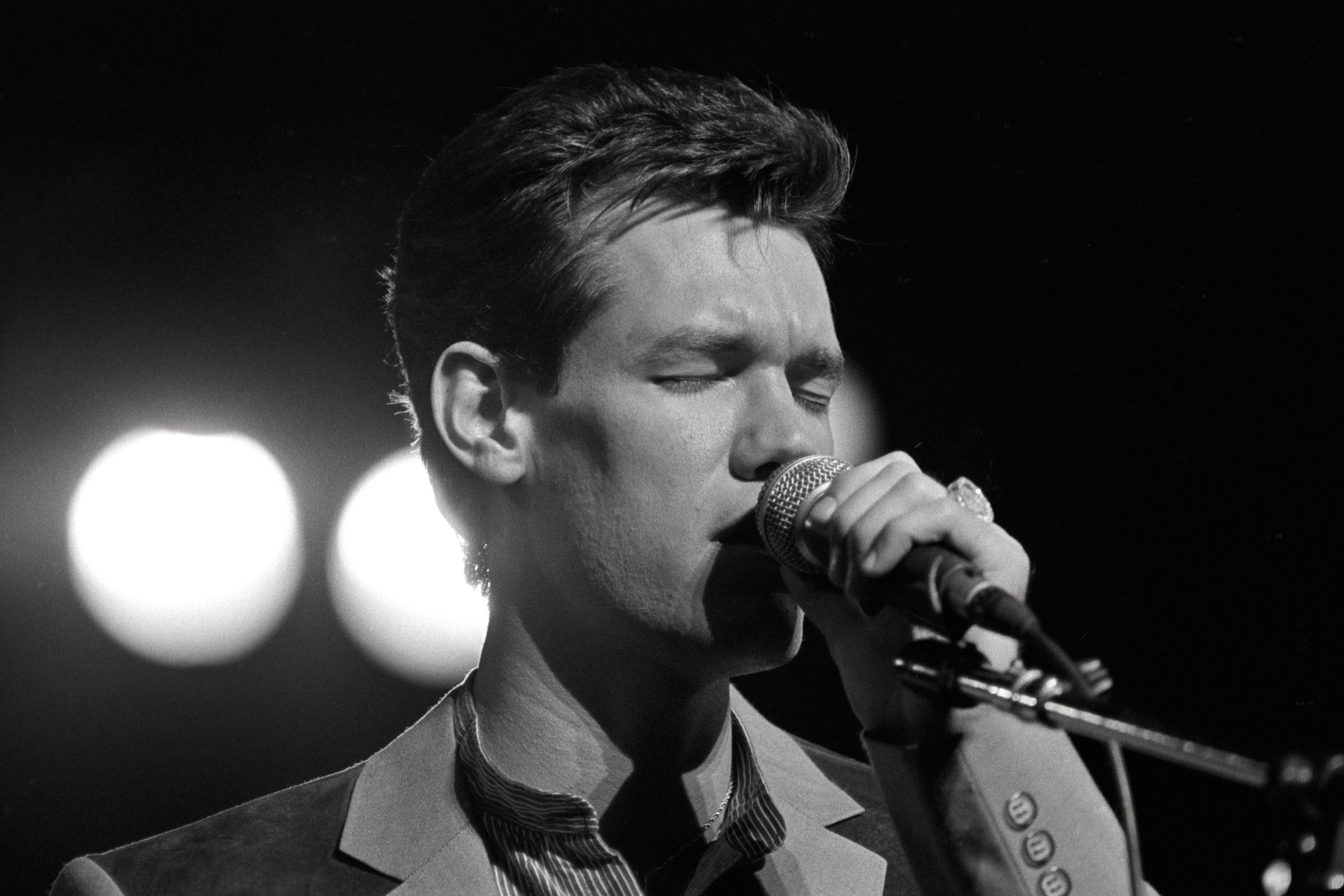 Randy Travis singing at Cheyenne Frontier Days