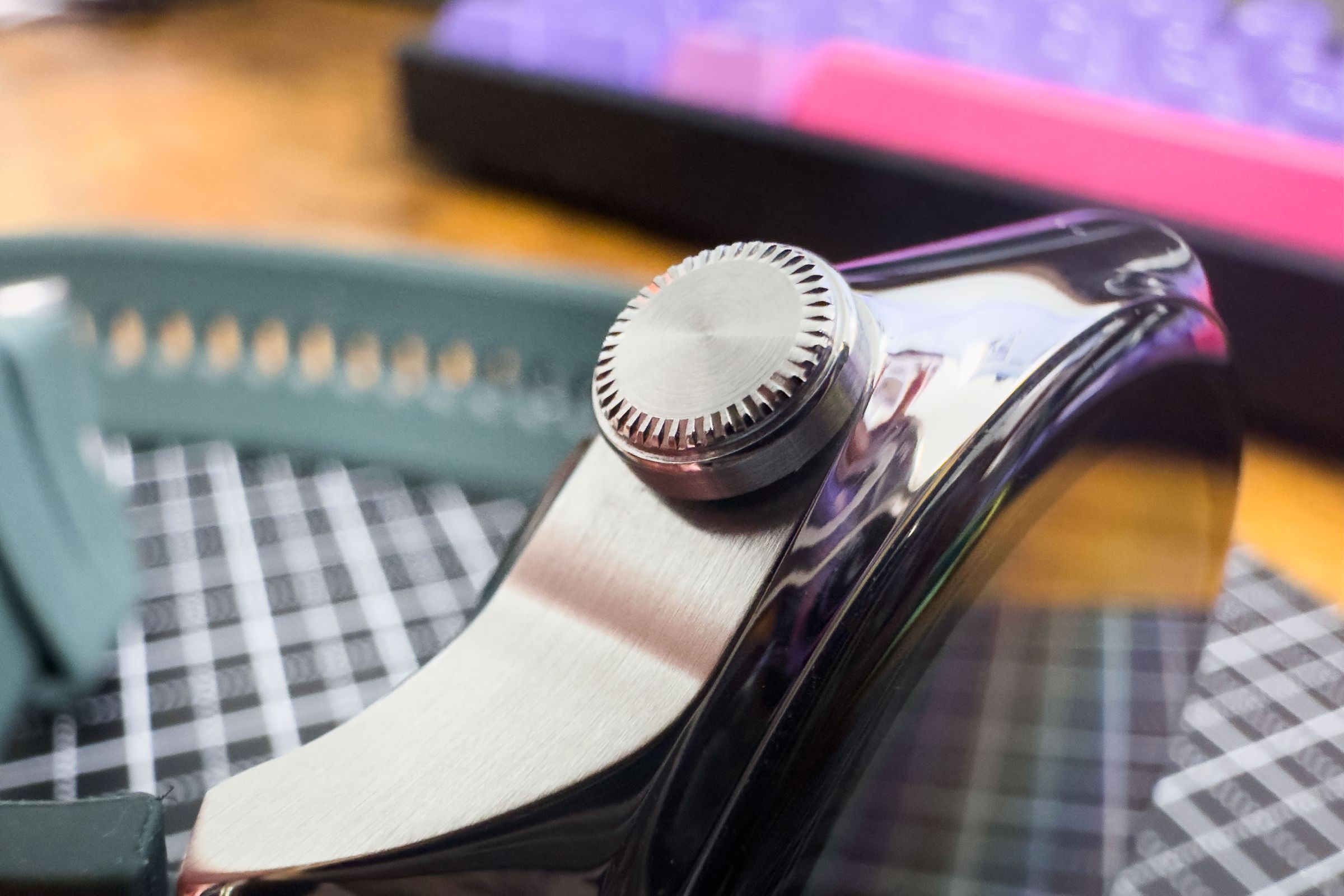 Close up of the OnePlus Watch 2’s crown