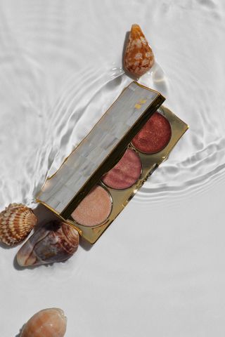 Les Filles en Rouje eyeshadows with seashells