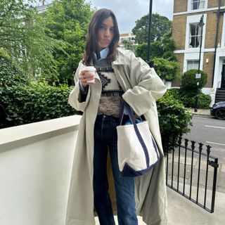 Alexa Chung wears a canvas tote bag.