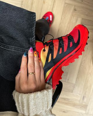 Influencer wears Salomon trainers.