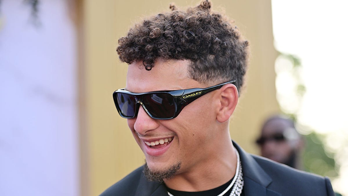 Patrick Mahomes arrives on the red carpet