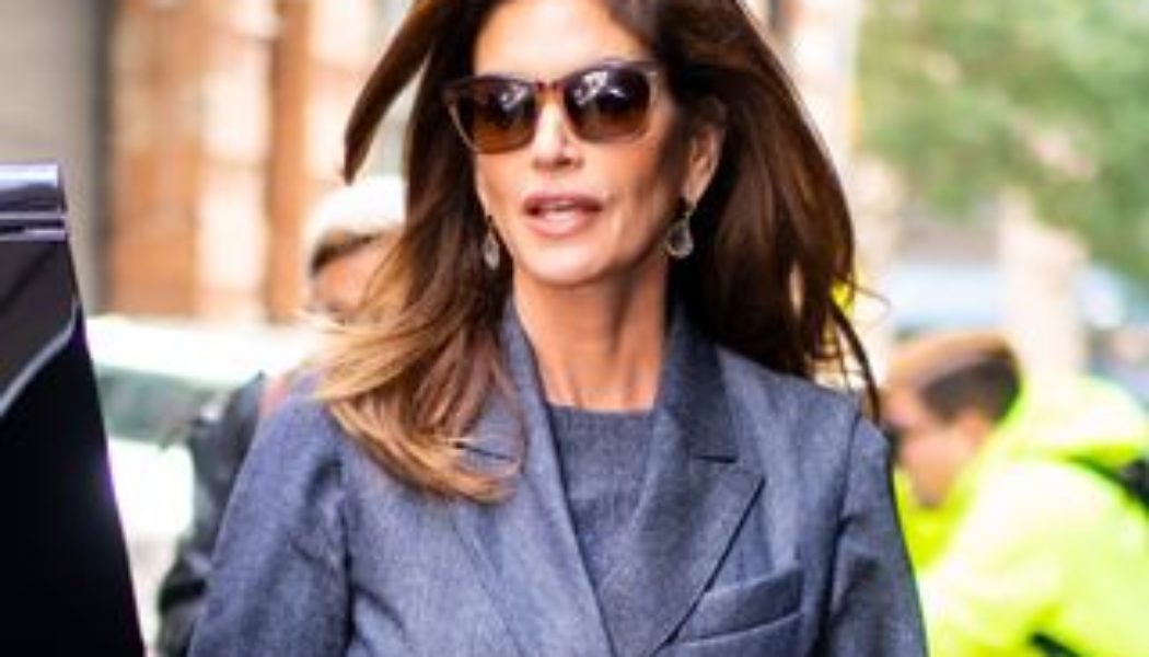 Cindy Crawford Wore the $140 Sandals That Nordstrom Shoppers Obsess Over