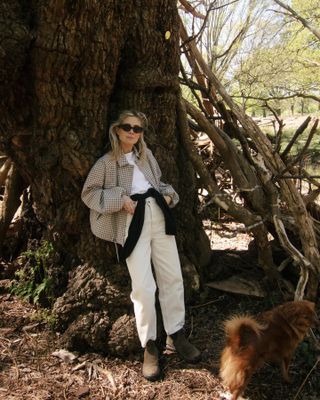 Woman wearing cream-colored jeans in the English countryside