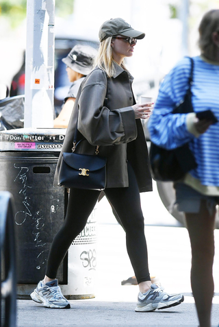 Margot Robbie wears trainers.