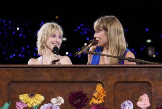 Taylor Swift & Hayley Williams perform "Castles Crumbling" in London