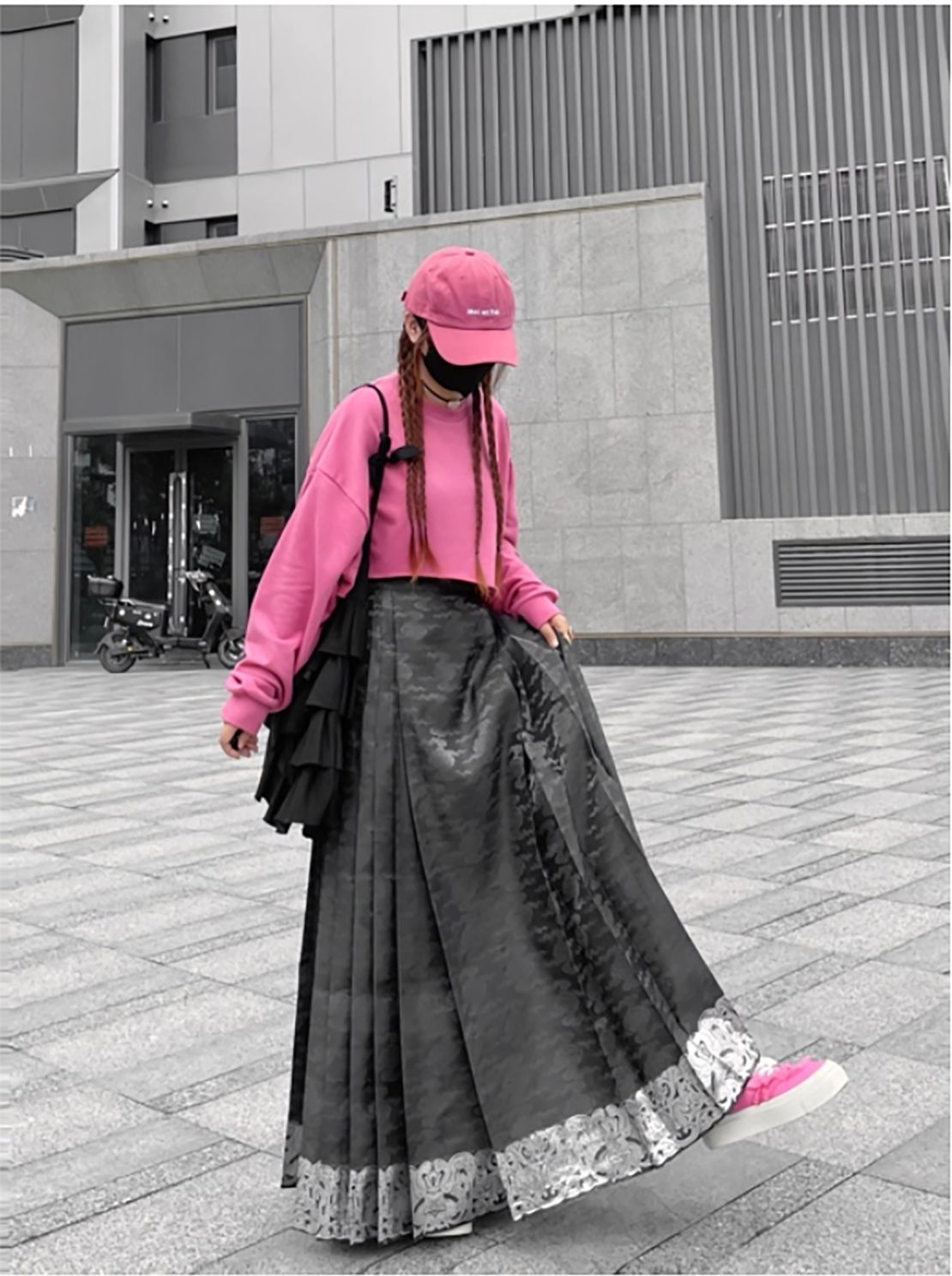 Xiaohongshu user Momo shows her followers how she styles her mamianqun.