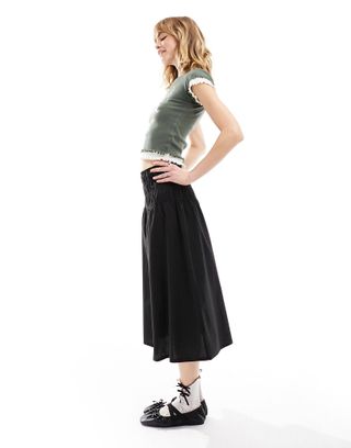 Daisy Street Shirred Waist Cotton Midi Skirt in Black