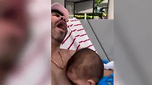 Baby hat Hunger! Aus diesem Nippel kommt keine Milch Beißattacke lässt Papi aufschreien