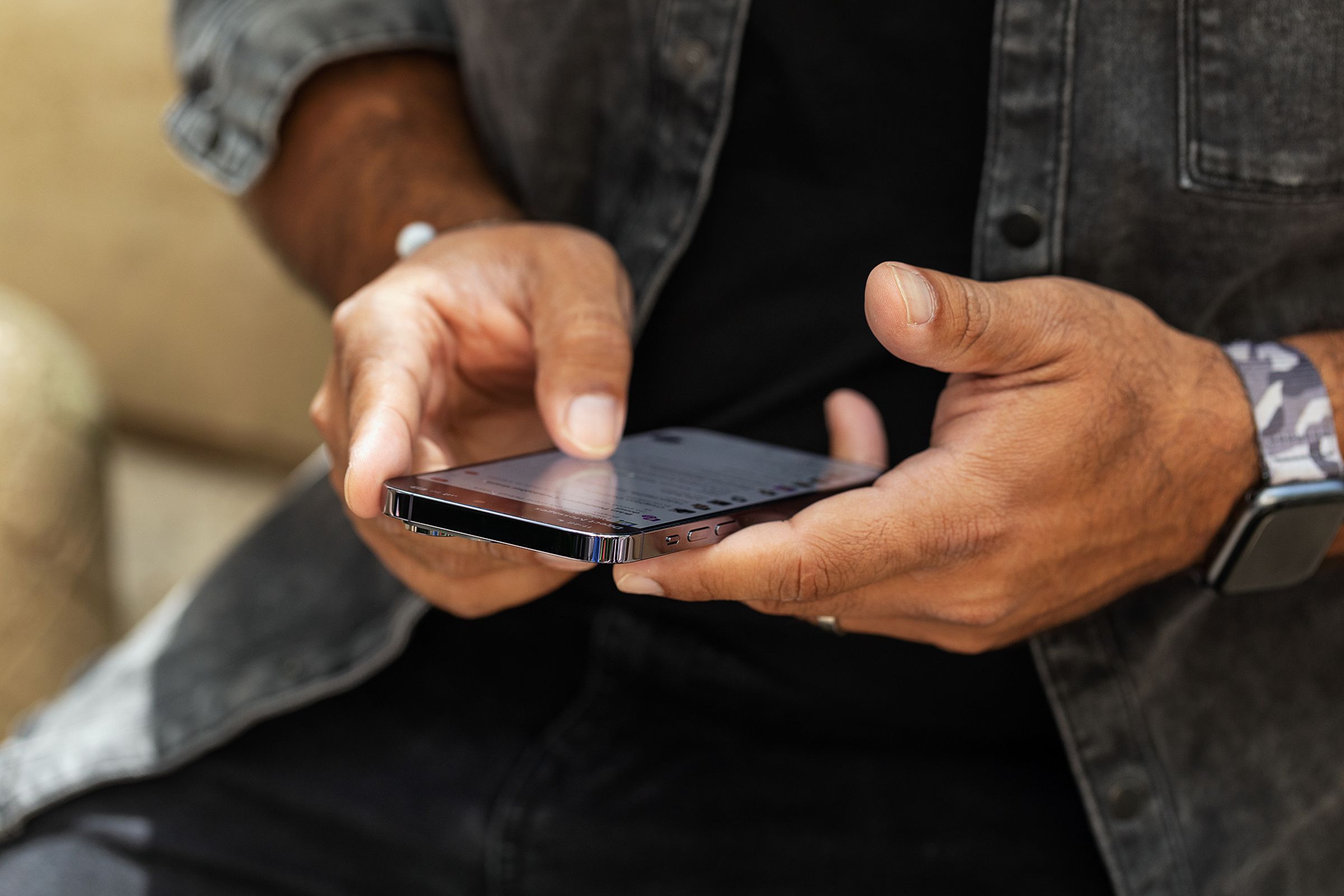 Nilay Patel holds an iPhone 14 Pro in his hands.