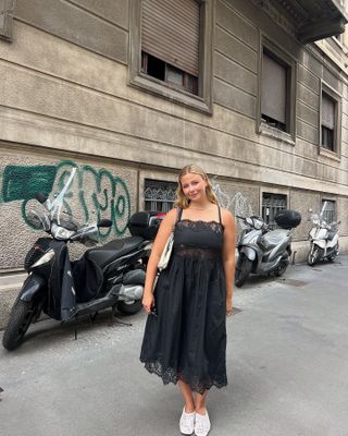 maxi dress + sneakers — what women wear while shopping in europe