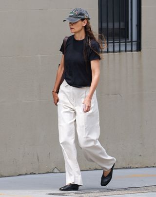 Katie Holmes wear almond toe shoes.