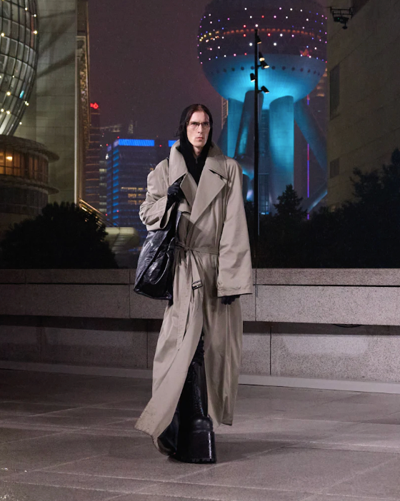 A look from Balenciaga's 2025 Shanghai show. Image: Balenciaga.
