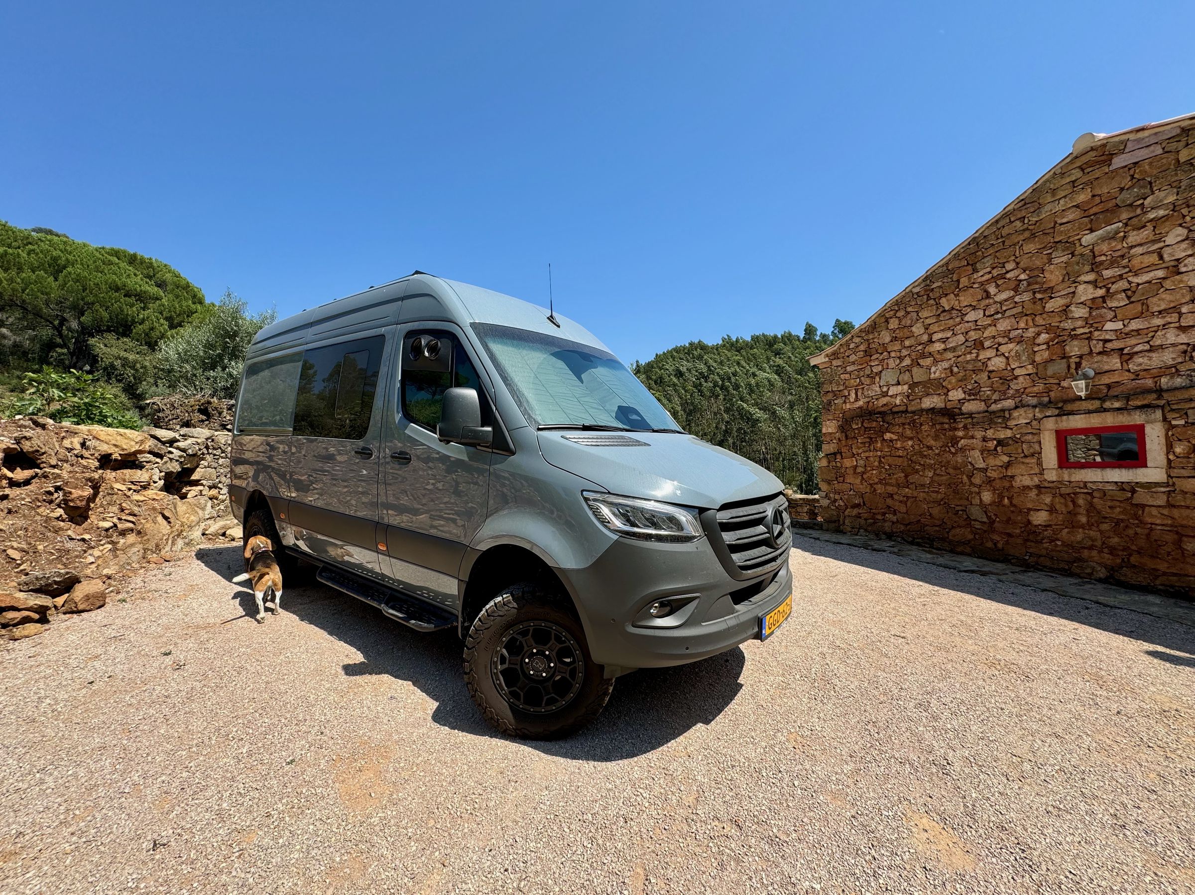 The Sprinter fully exposed to the sun to charge its rooftop solar panels proved too much for the Wave 2 to handle. The Wave 2 ducts can be seen above the passenger-side window.