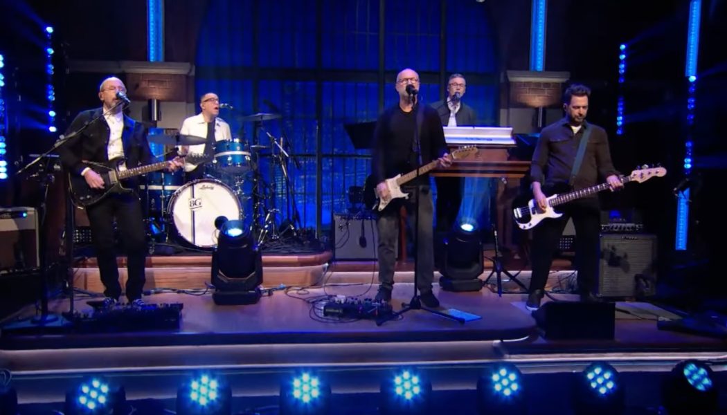 Bob Mould joins Fred Armisen for the 8G Band's final Late Night performance, cover Hüsker Dü