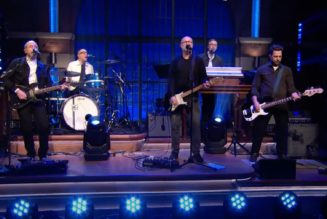 Bob Mould joins Fred Armisen for the 8G Band's final Late Night performance, cover Hüsker Dü