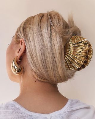 Claw clip hairstyle with sea shell claw clip