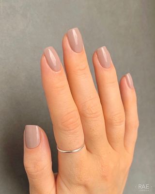 @raelondonnails taupe nails