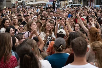 Taylor Swift Fans Flock Into Art Museums Following Cancellation of Vienna Tour