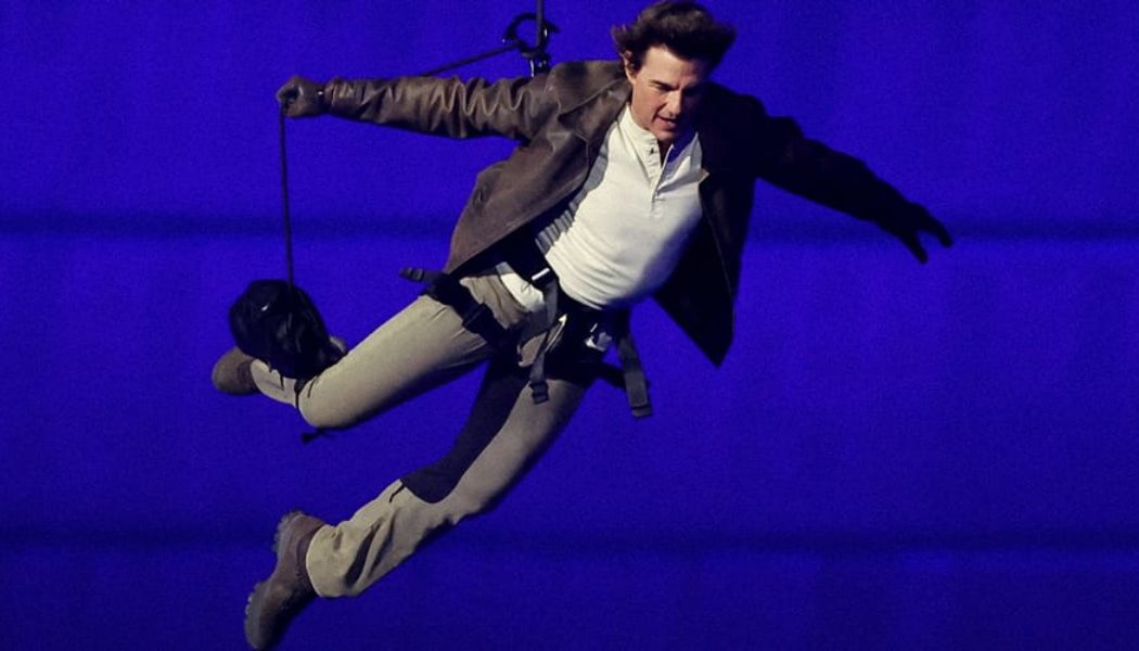 Tom Cruise Transports the Olympic Flag From Paris to Los Angeles in New Stunt